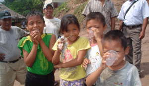Agua potable limpia y segura para los niños en una remota comunidad peruana.